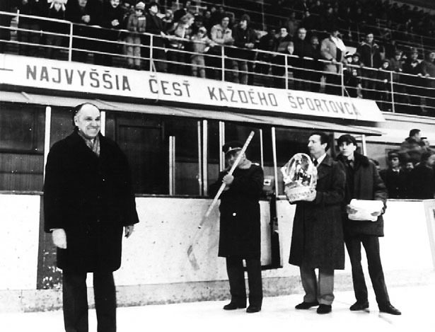 Slávnostný nástup na štadióne pod heslom Najvyššia česť každého športovca