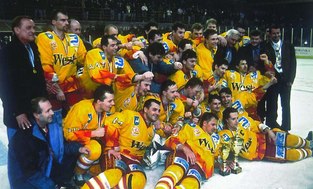 Mužstvo Dukly Trenčín na ľade s trofejami po zisku titulu