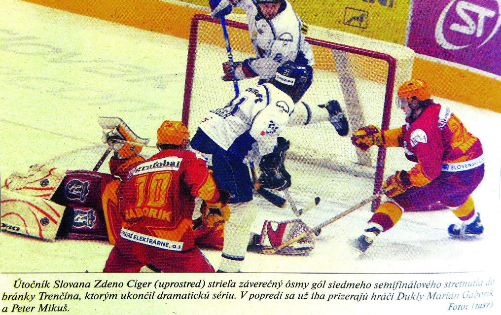 Zdeno Cíger strieľa gól v semifinále proti Trenčínu
