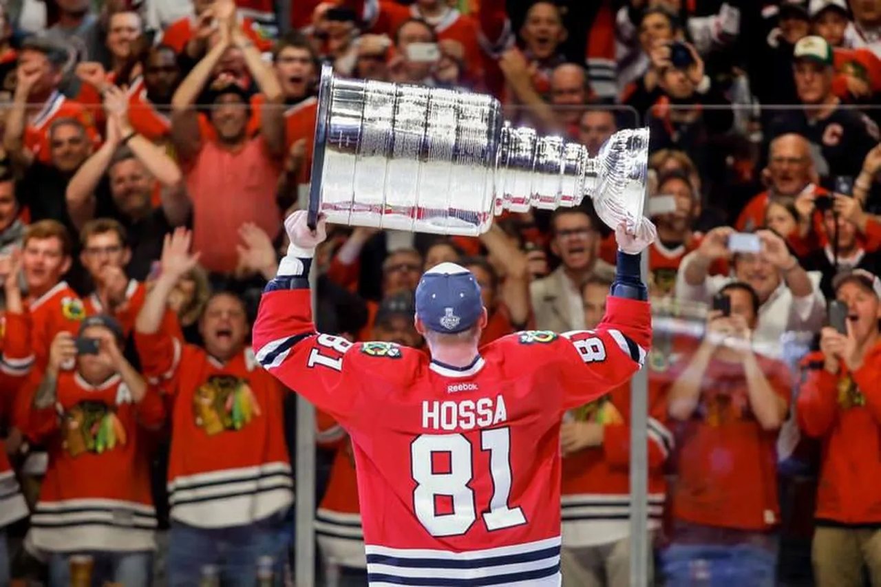 Marián Hossa dvíha Stanley Cup v drese Chicaga