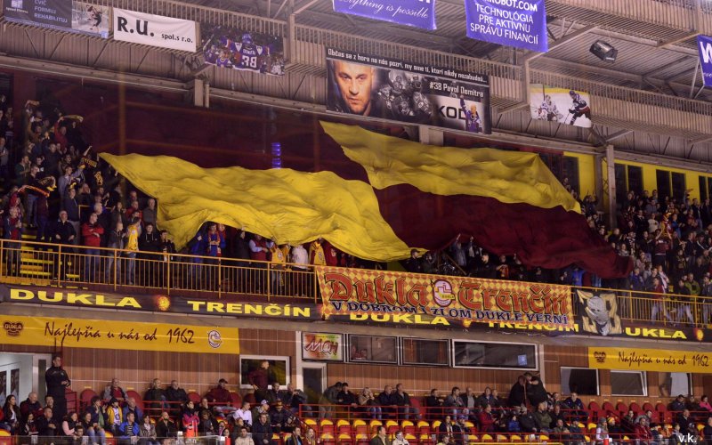 ​Kúp si permanentku a možno práve tebe donesú hráči Dukly balíček suvenírov. A to rovno domov!